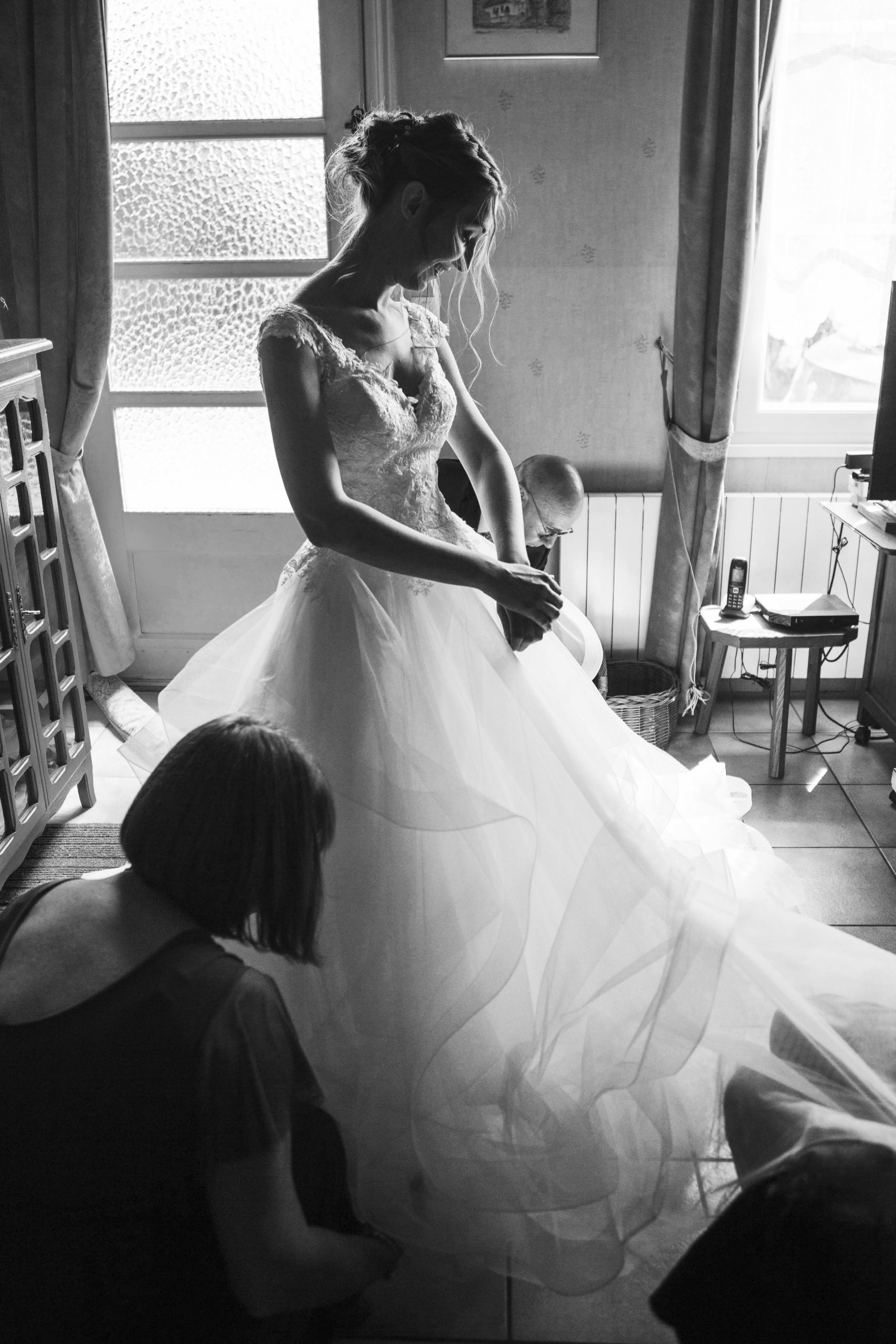 Moment d'émotion entre la mariée et ses parents avant la cérémonie, photographe mariage Somme.