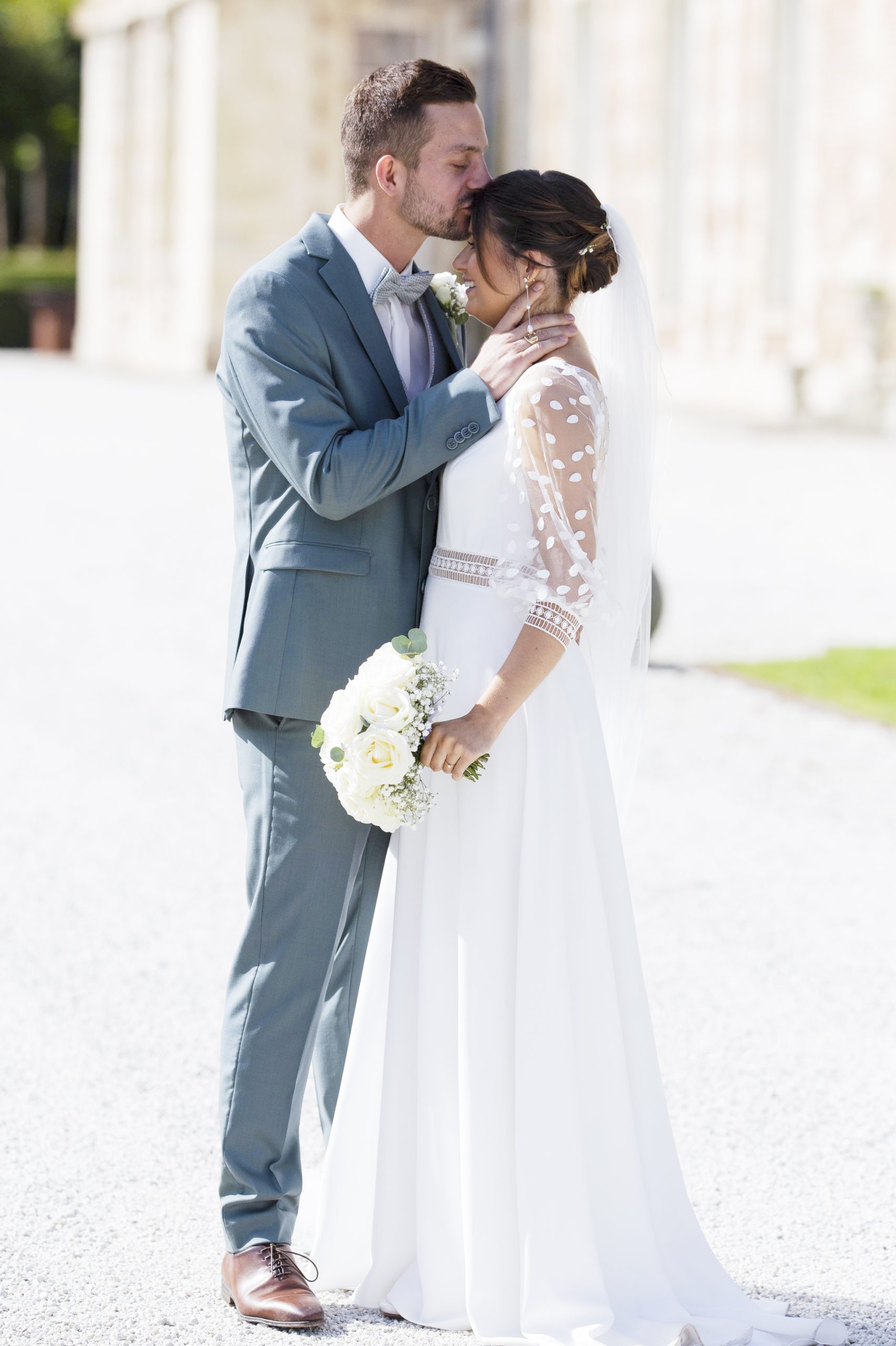Séance photo de couple des mariés dans le parc du château, ambiance naturelle et élégante
